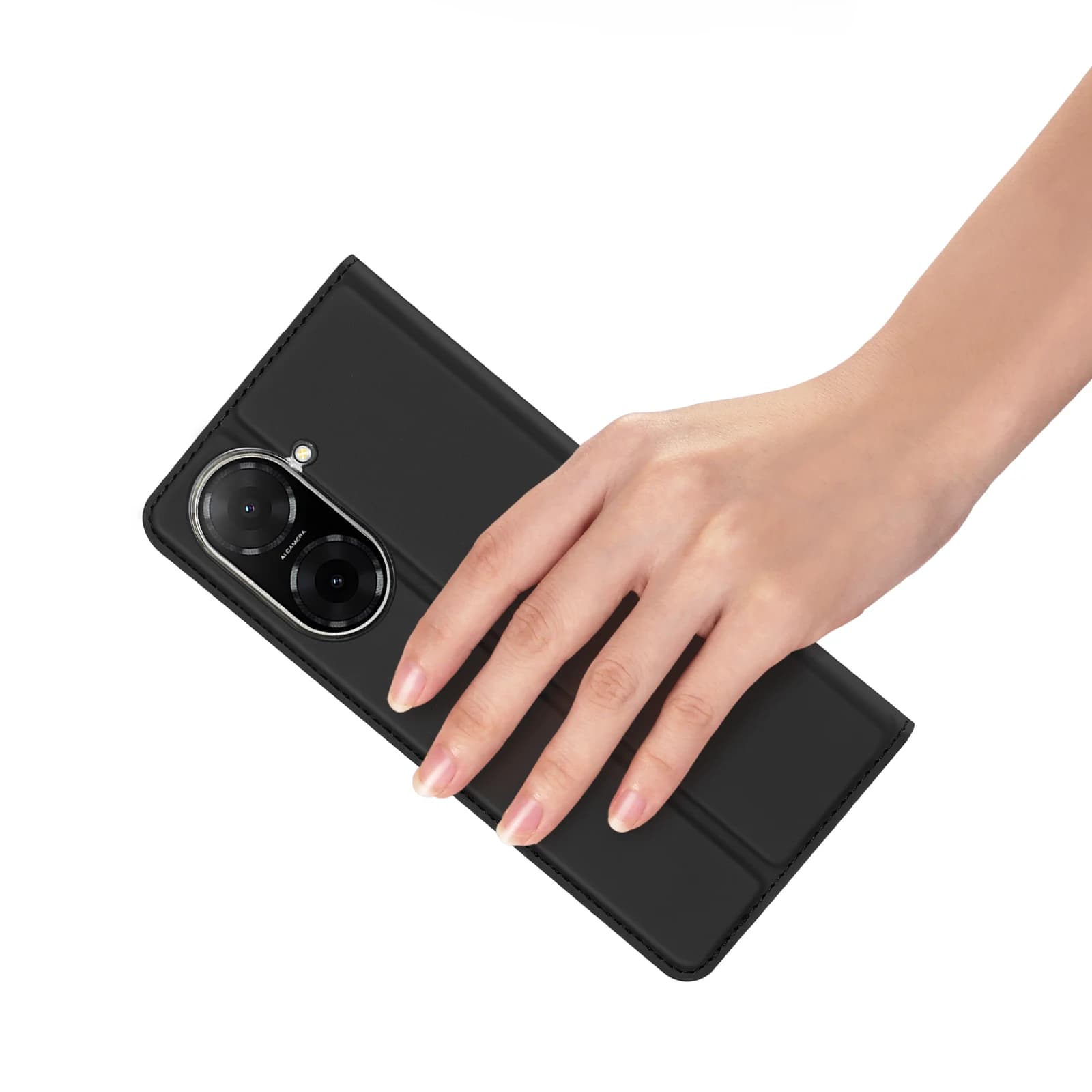 Capa de couro preta para Xiaomi Poco C71 4G sendo segurada por mão, com acabamento costurado