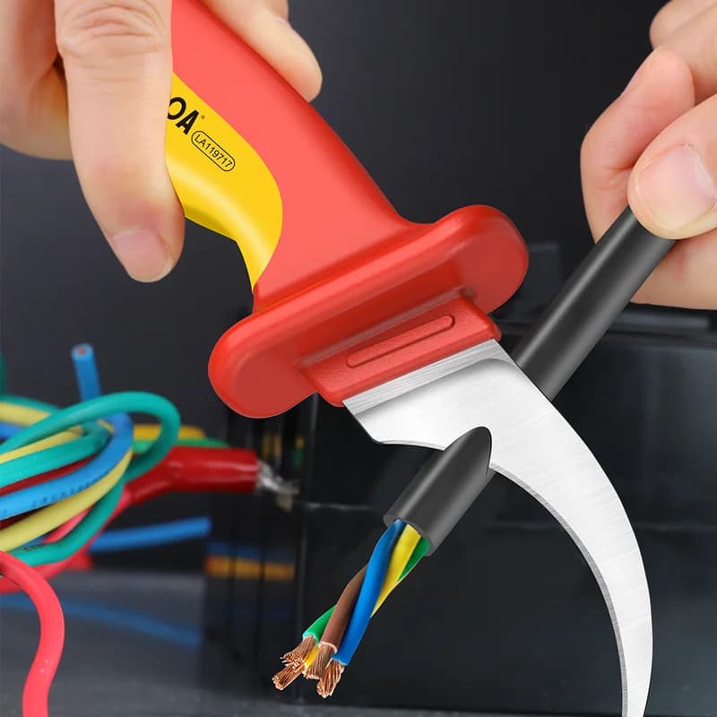Faca eletricista LAOA com lâmina curva descascando cabo elétrico com fios coloridos expostos