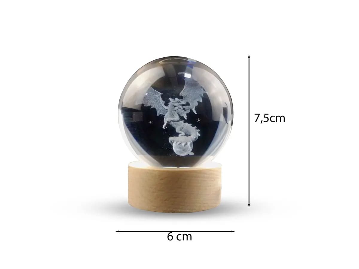 Luminária abajur decorativa globo dragão LED com esfera de vidro transparente e base de madeira 7,5cm