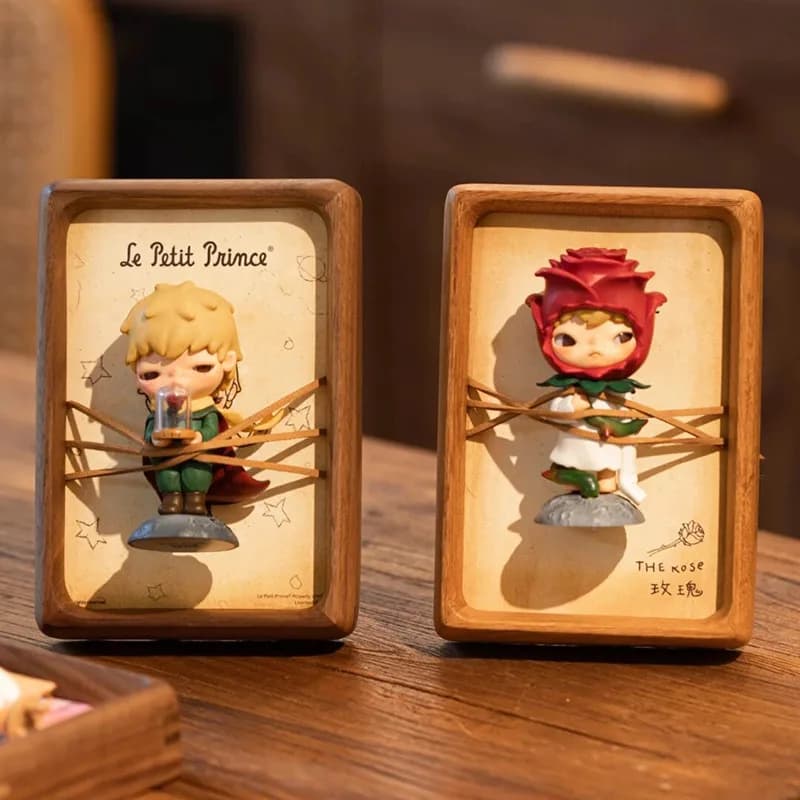 Dois quadros decorativos de madeira com texto chinês sobre uma mesa de madeira