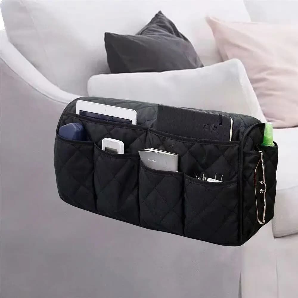 Organizador de braço de sofá preto com 5 bolsos e suporte para copo, armazenando tablet e controles