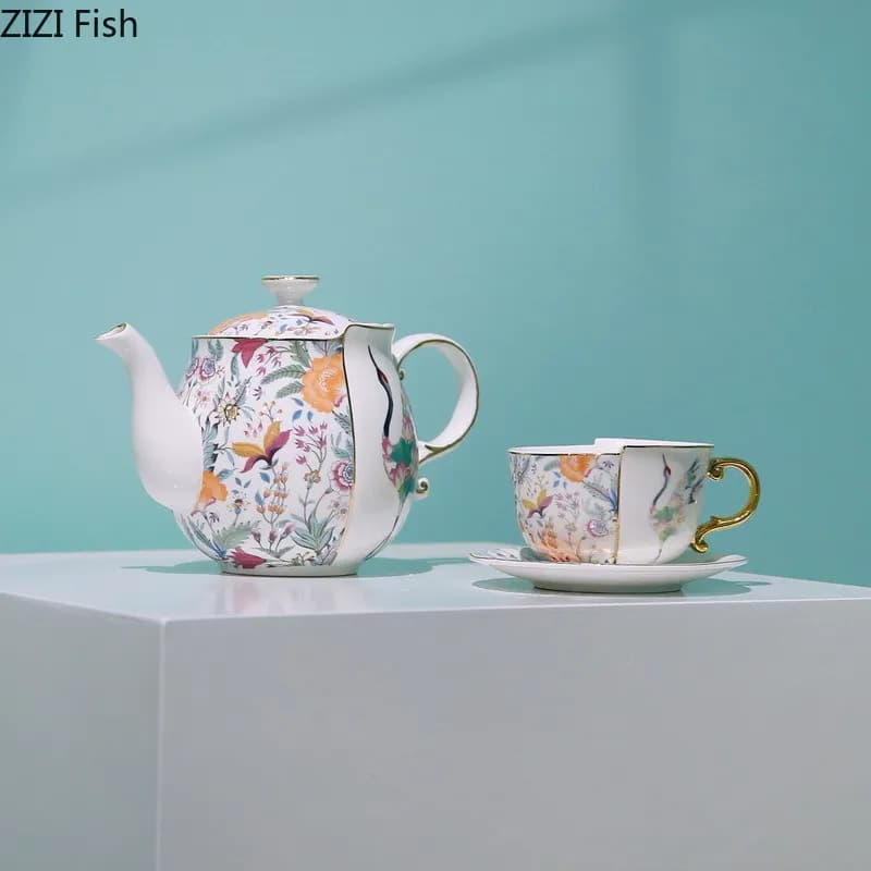 Conjunto de chá de porcelana azul e branco com xícaras e pires decorados