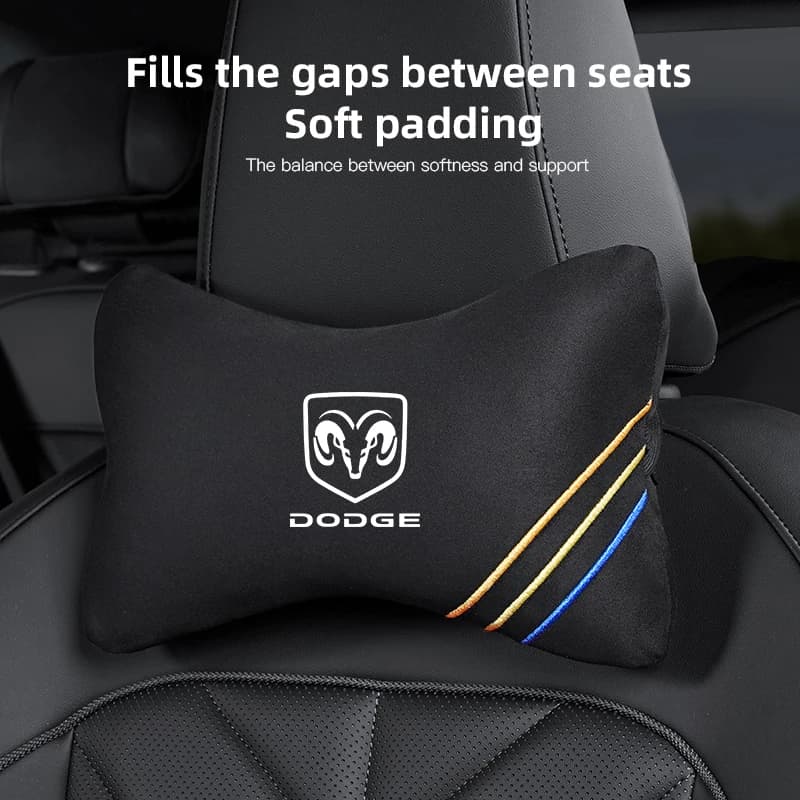Almofada para cintura Dodge preta com logo branco e listras coloridas, enchimento macio para conforto no carro