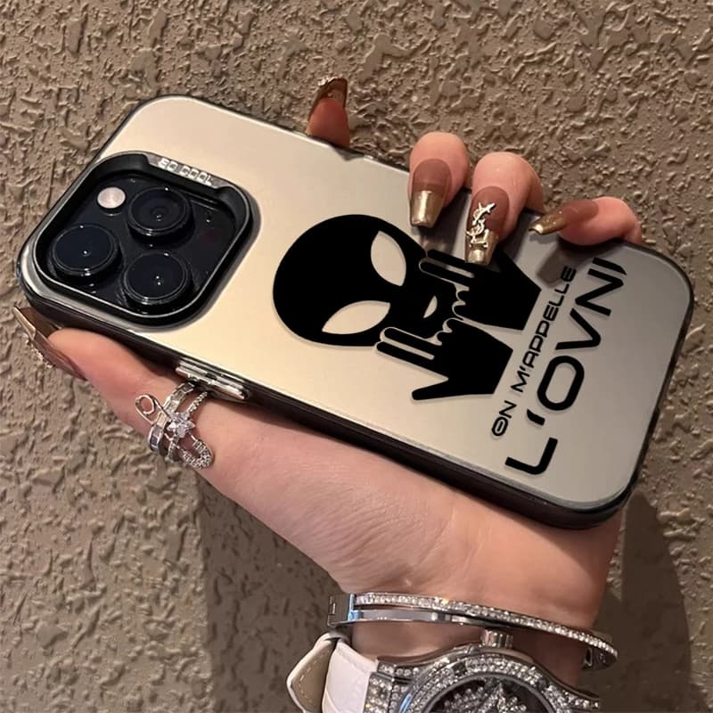Capa protetora para smartphone com design gráfico de rapper e alienígena, roxa e cinza metálico.
