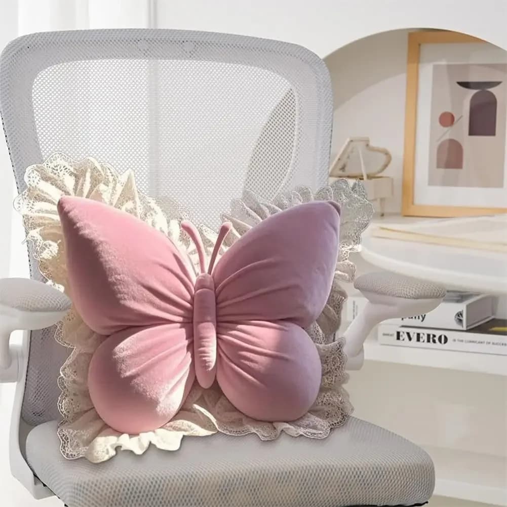 Almofada decorativa borboleta rosa em veludo com renda branca sobre cadeira de escritório branca