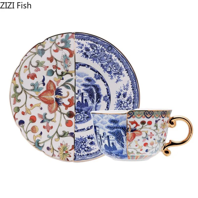 Xícara e pires de porcelana com padrão clássico azul, branco e floral com detalhes dourados
