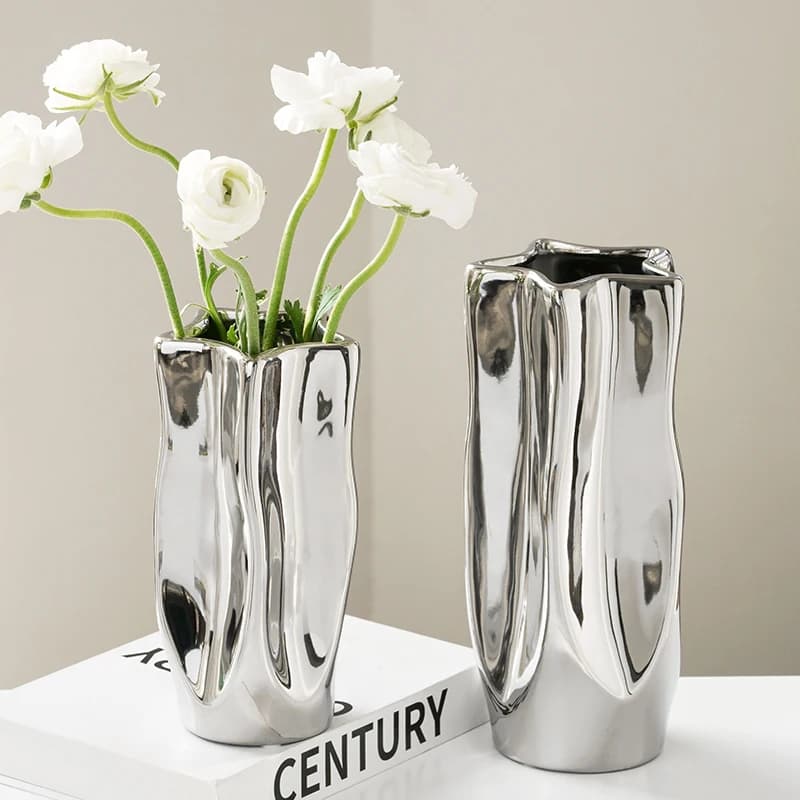 Vasos de cerâmica prateados com flores brancas, decoração elegante