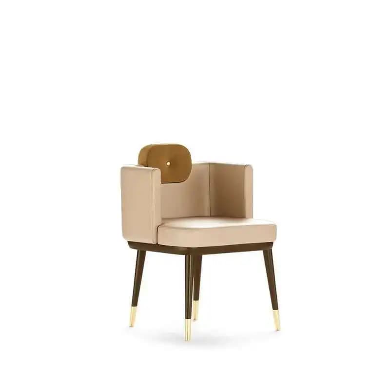 Cadeira estofada TLDM Furniture FG16 cor bege com encosto baixo e pernas metálicas com acabamento dourado