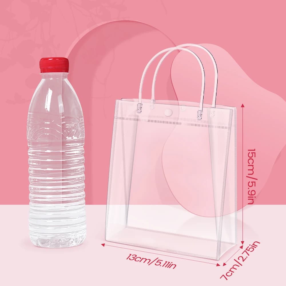 Saco de presente transparente cristal com alça metálica ao lado de garrafa para comparação de tamanho