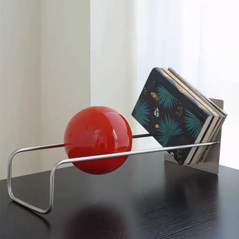 Estante de livros de mesa prata em aço inoxidável com esfera vermelha para decoração moderna