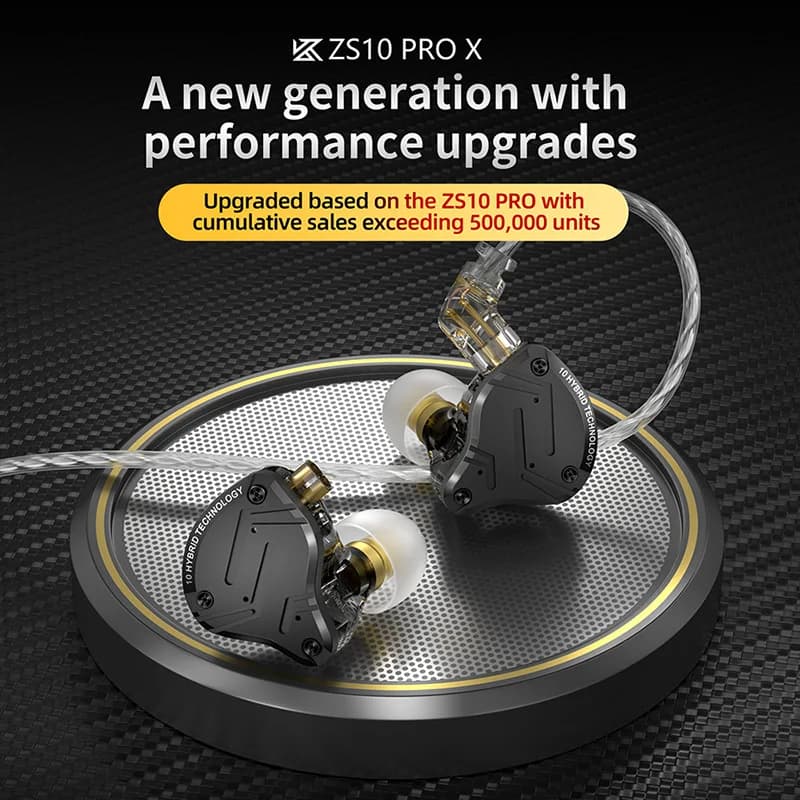 Fones de ouvido KZ ZS10 Pro X em fundo preto com cabo transparente e design metálico