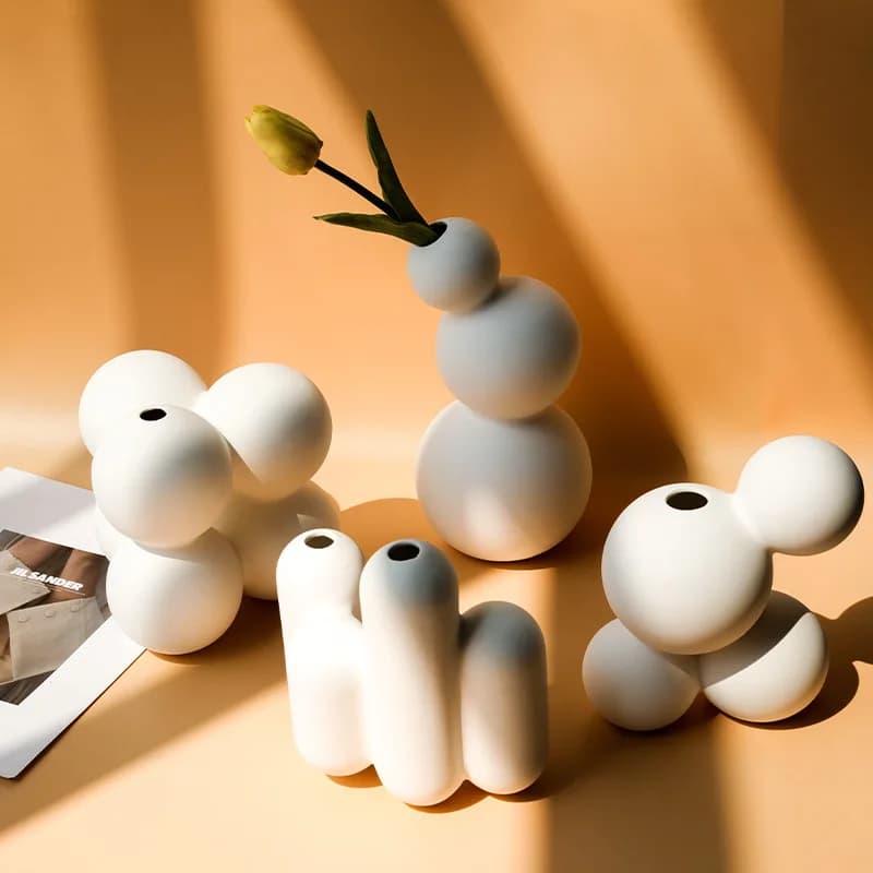 Conjunto de vasos decorativos Jácotei nórdicos em porcelana branca com design moderno e formas arredondadas