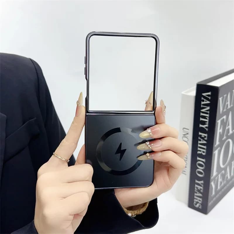 Pessoa segurando capa magnética preta para Samsung Galaxy Z Flip 7 com símbolo de carregamento sem fio