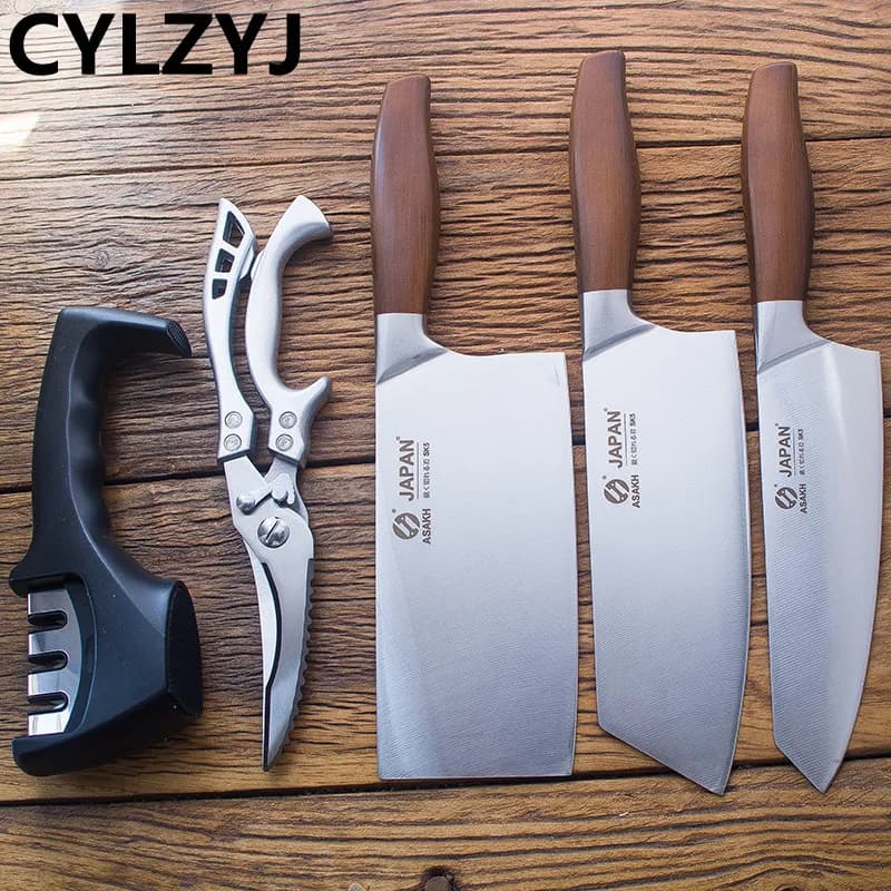 Conjunto de facas de chef japonês em aço inoxidável com cabos marrons e lâminas afiadas, dispostas em uma superfície de madeira.