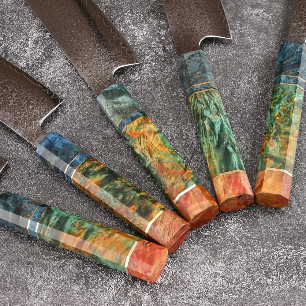 Detalhe dos cabos coloridos em madeira estabilizada de facas japonesas Kiritsuke com lâminas em aço damasco