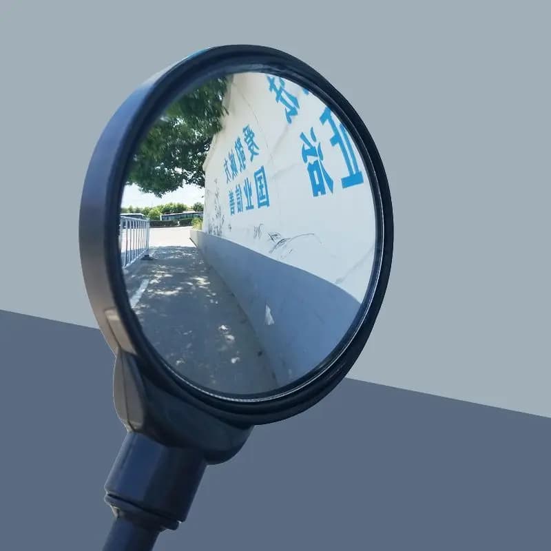 Espelho retrovisor convexo grande angular preto com refletor de paisagem e parede ao fundo