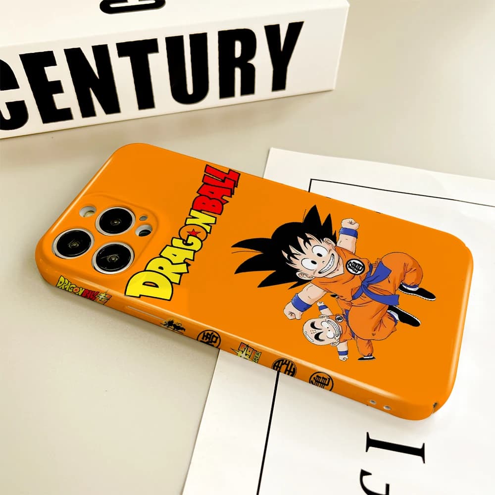 Capa de telefone laranja com ilustração de Son Goku de Dragon Ball