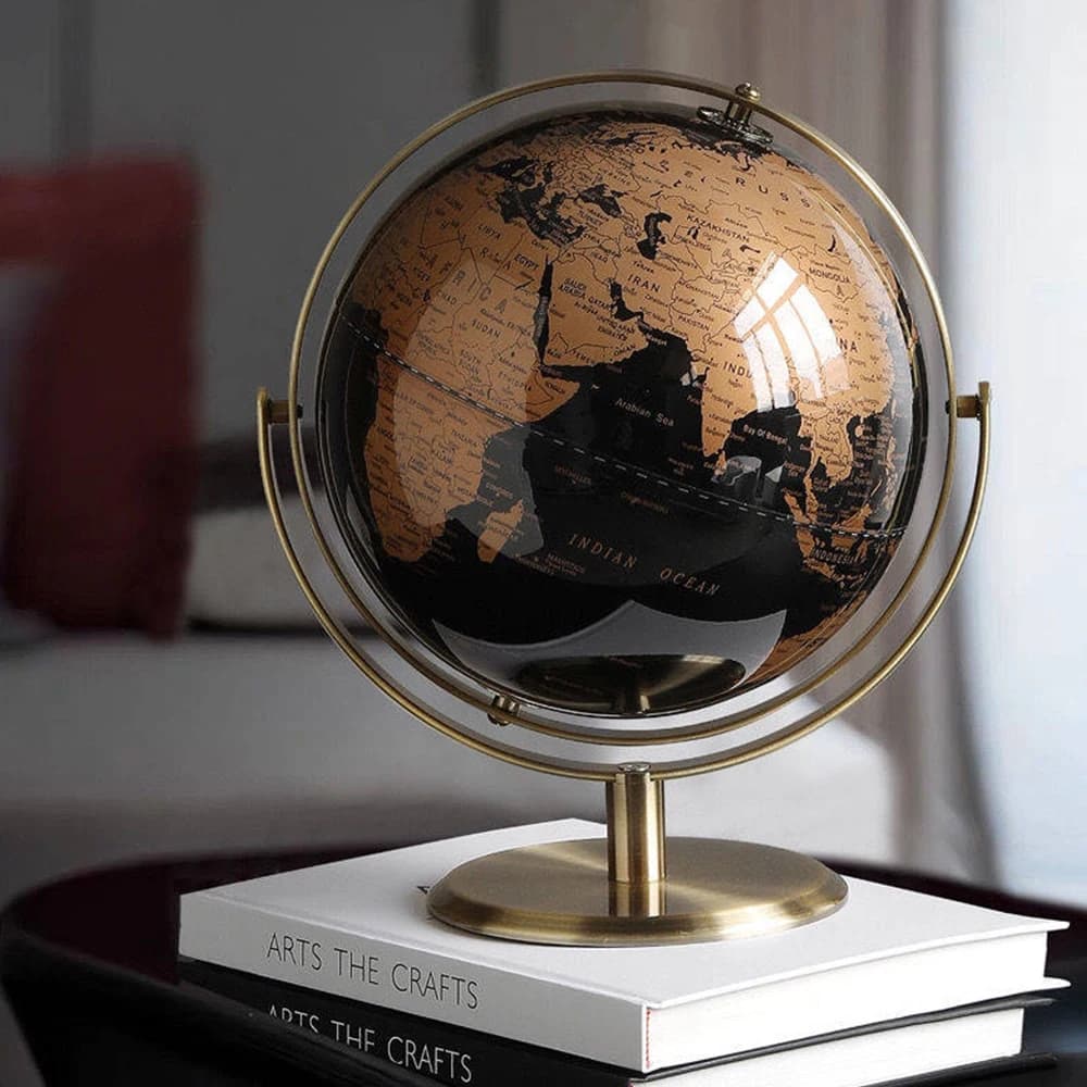 Globo decorativo moderno preto e dourado com mapa do mundo verde para decoração de mesa