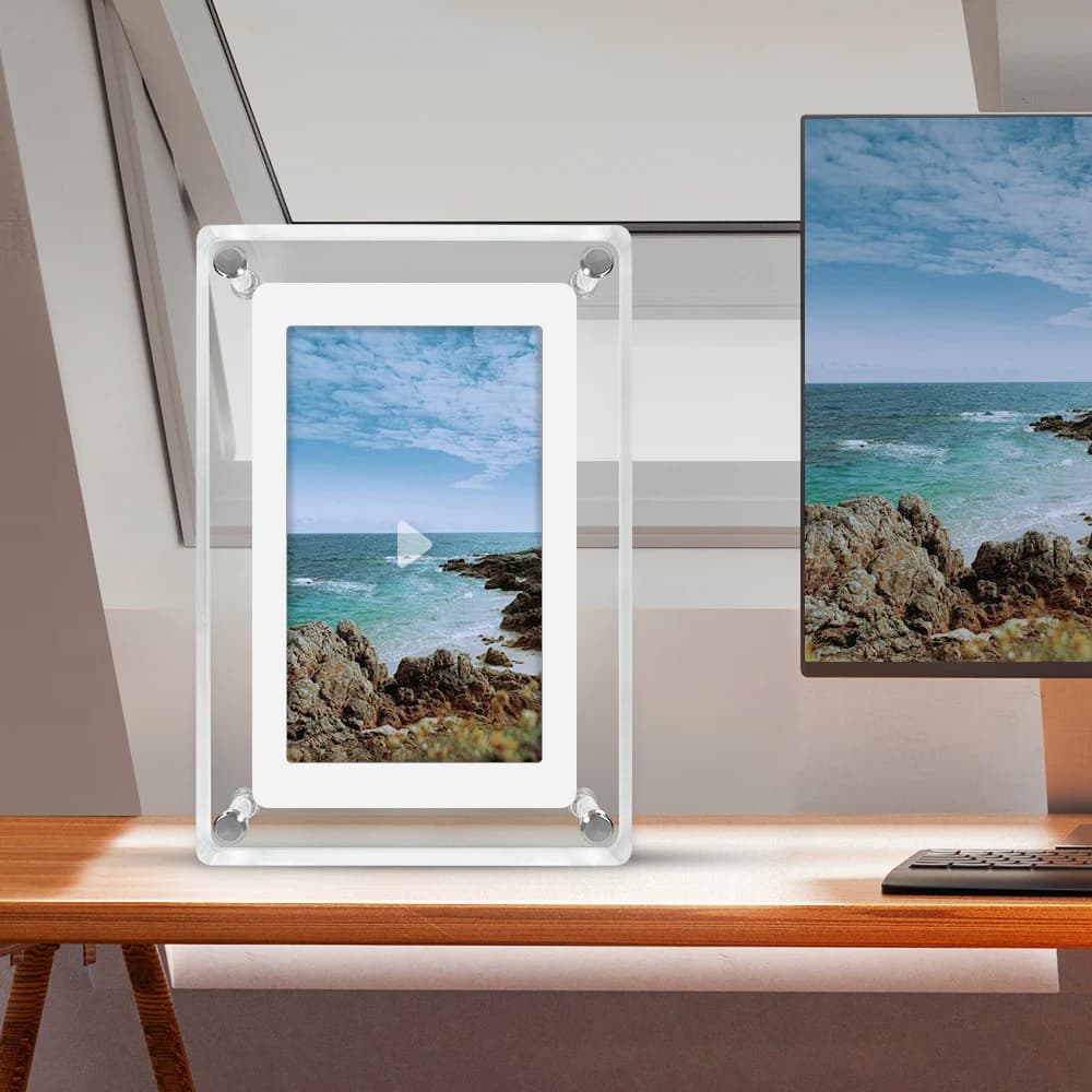Porta-retratos digital acrílico branco com paisagem marítima na tela