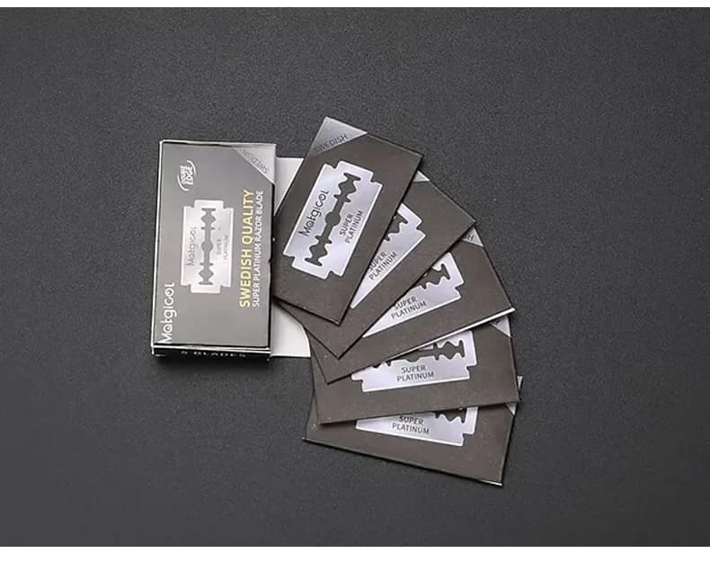 20 lâminas de barbear de aço duplo ultra-afiadas para navalhas manuais de segurança, embaladas individualmente em pacotes pretos e brancos.