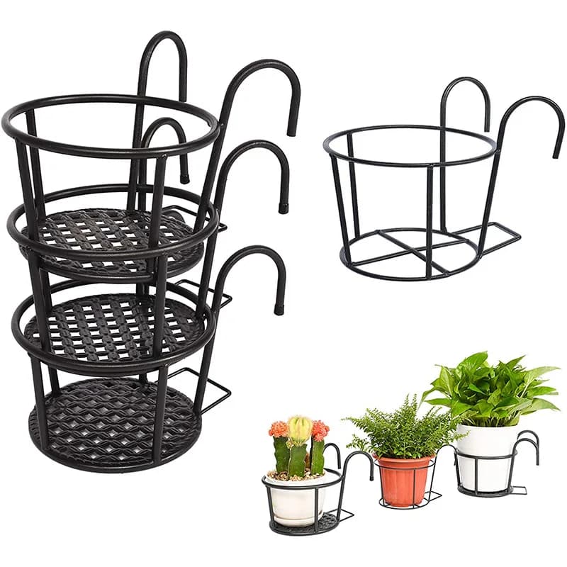 Suporte de jardim preto para vasos de plantas com três andares e grade perfurada.