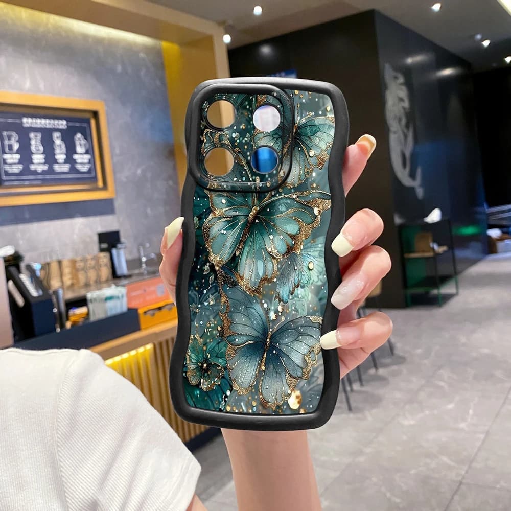 Capas de celular com estampas de borboletas e rosas, bordas rosa e recorte para câmera
