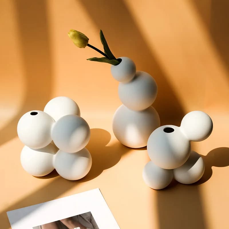 Vasos de porcelana brancos em formas abstratas e orgânicas para decoração nórdica