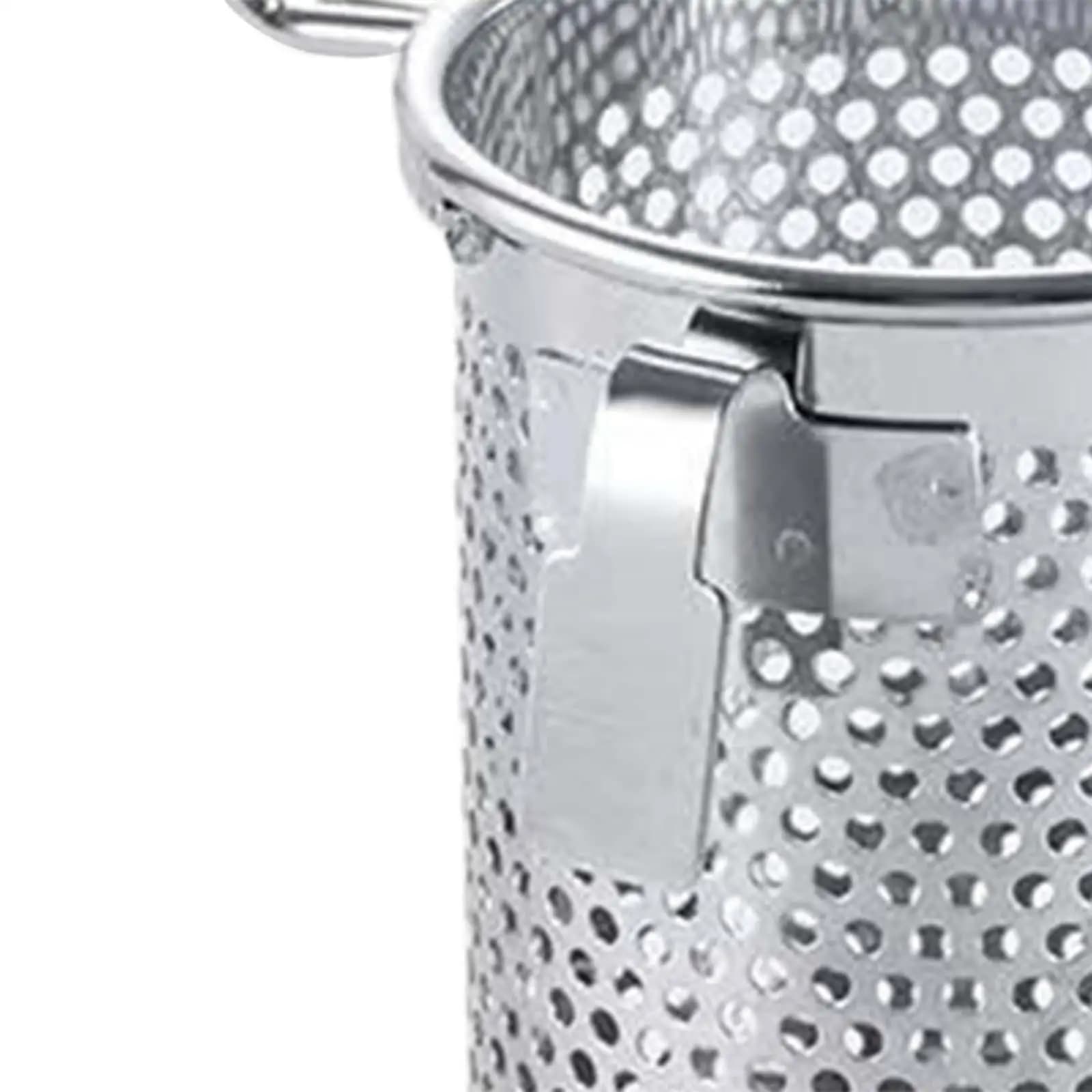 Detalhe do fecho metálico e perfurações do coador prata para utensílio de cozinha