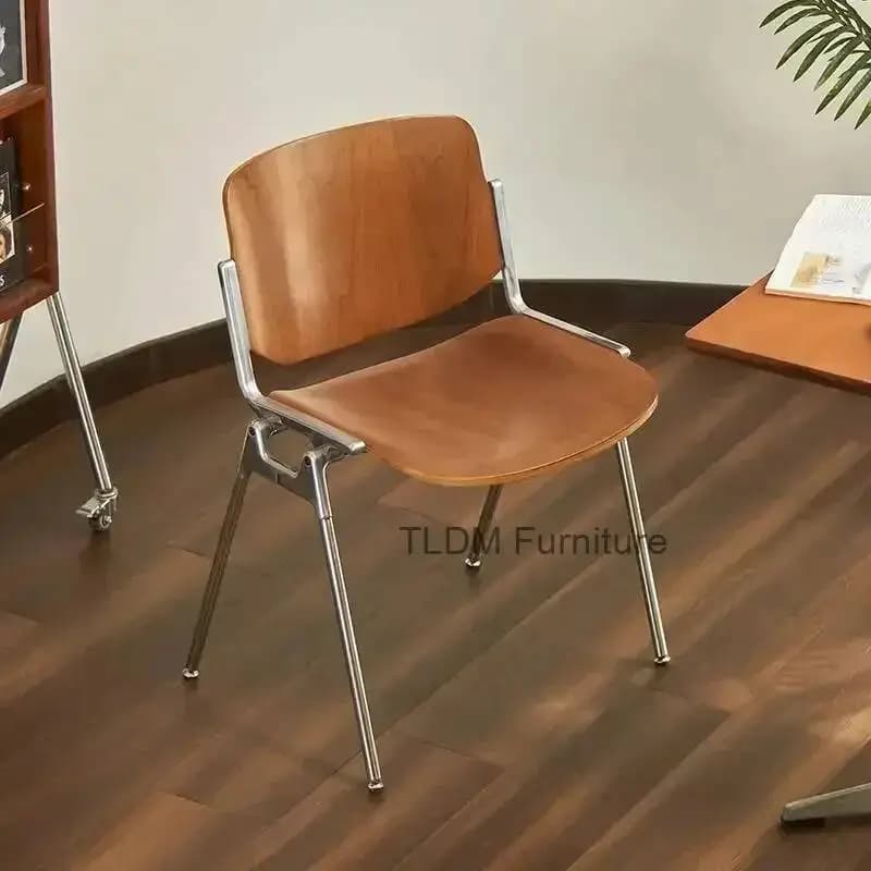 Cadeira de jantar moderna com design elegante, couro sintético marrom e estrutura prateada