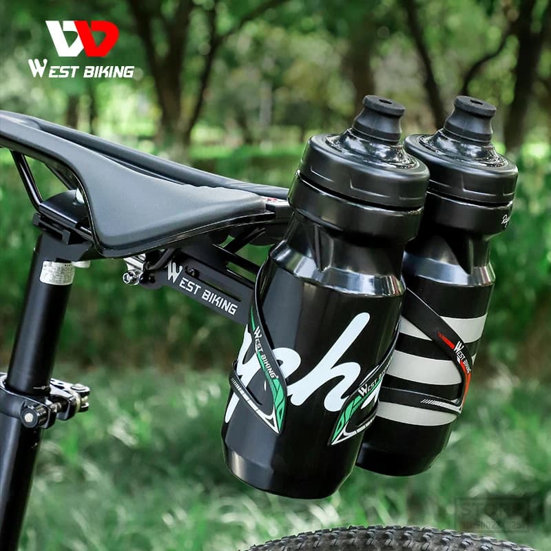 Suporte duplo West Biking instalado em bicicleta com duas garrafas de água pretas com logo visível