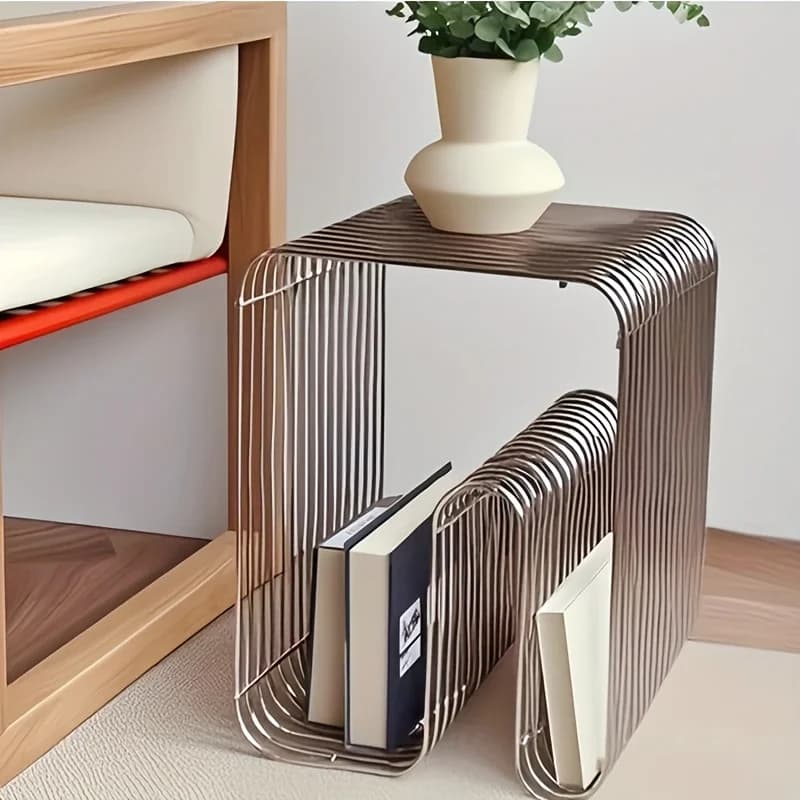 Mesa quadrada de metal com borda prateada, estante com padrão geométrico, porta-revistas e prateleira de armazenamento para sala de estar montada na parede