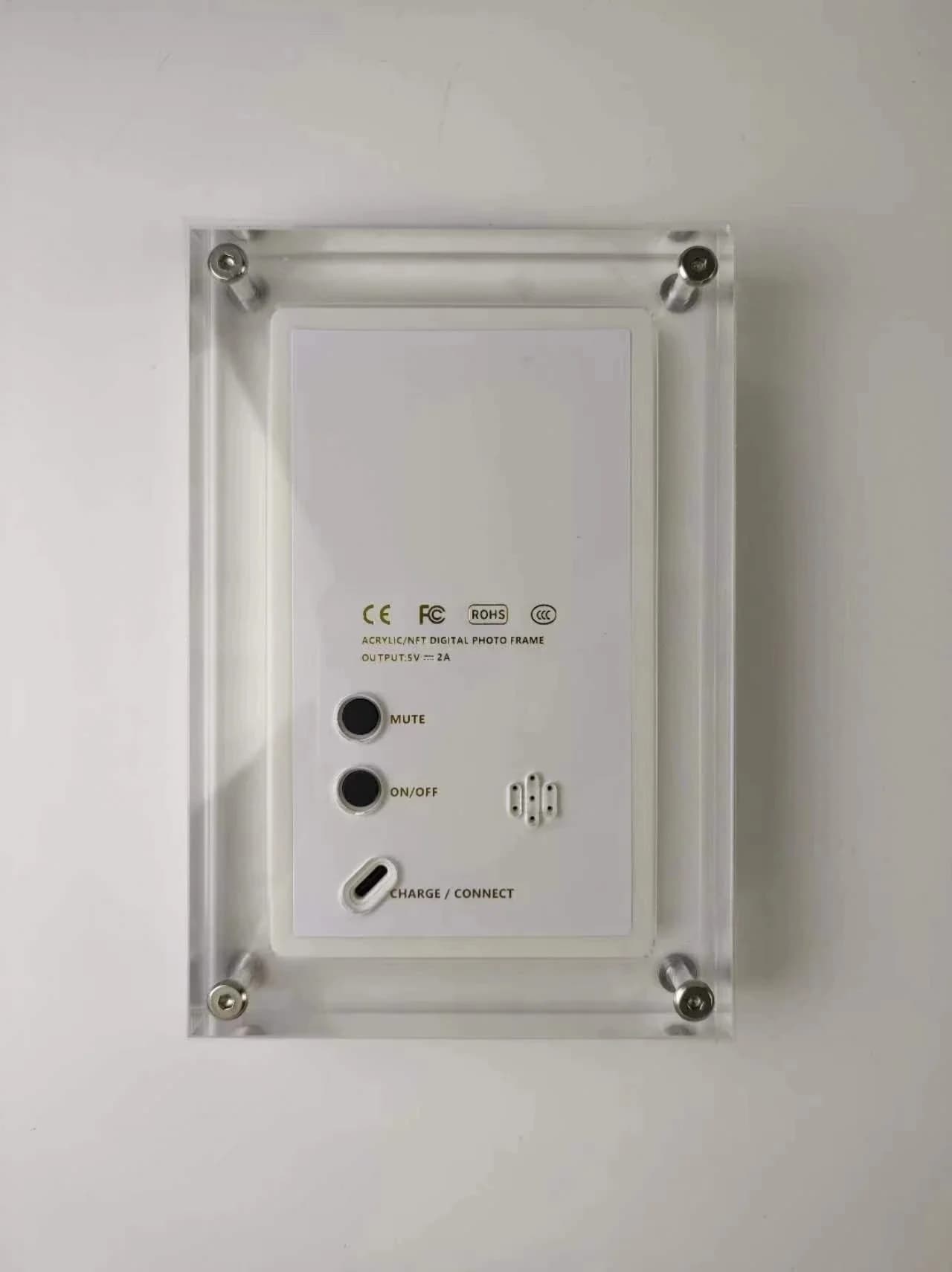 Verso do porta-retratos digital acrílico branco com botões de controle e entrada para carregamento