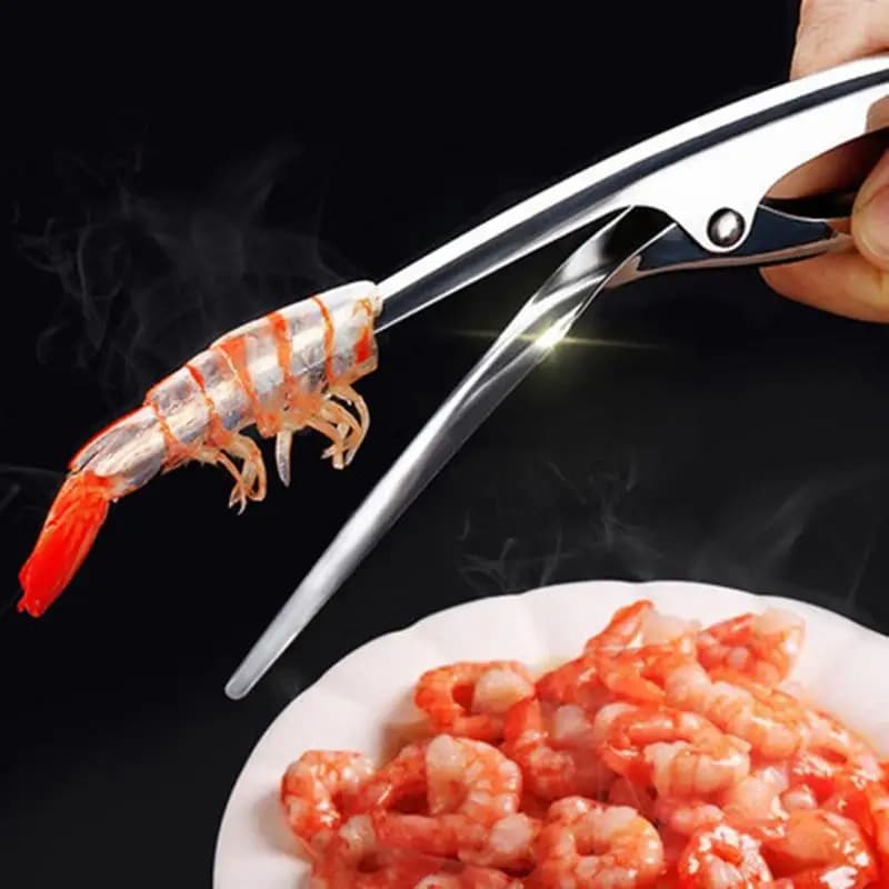 Ferramenta de descascar camarão de aço inoxidável com garra e faca, mostrando uso em uma tábua de corte