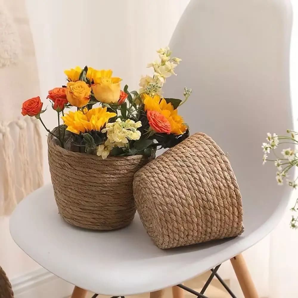 Cestos de palha trançada para vasos de flores em tamanhos diferentes sobre uma superfície de madeira