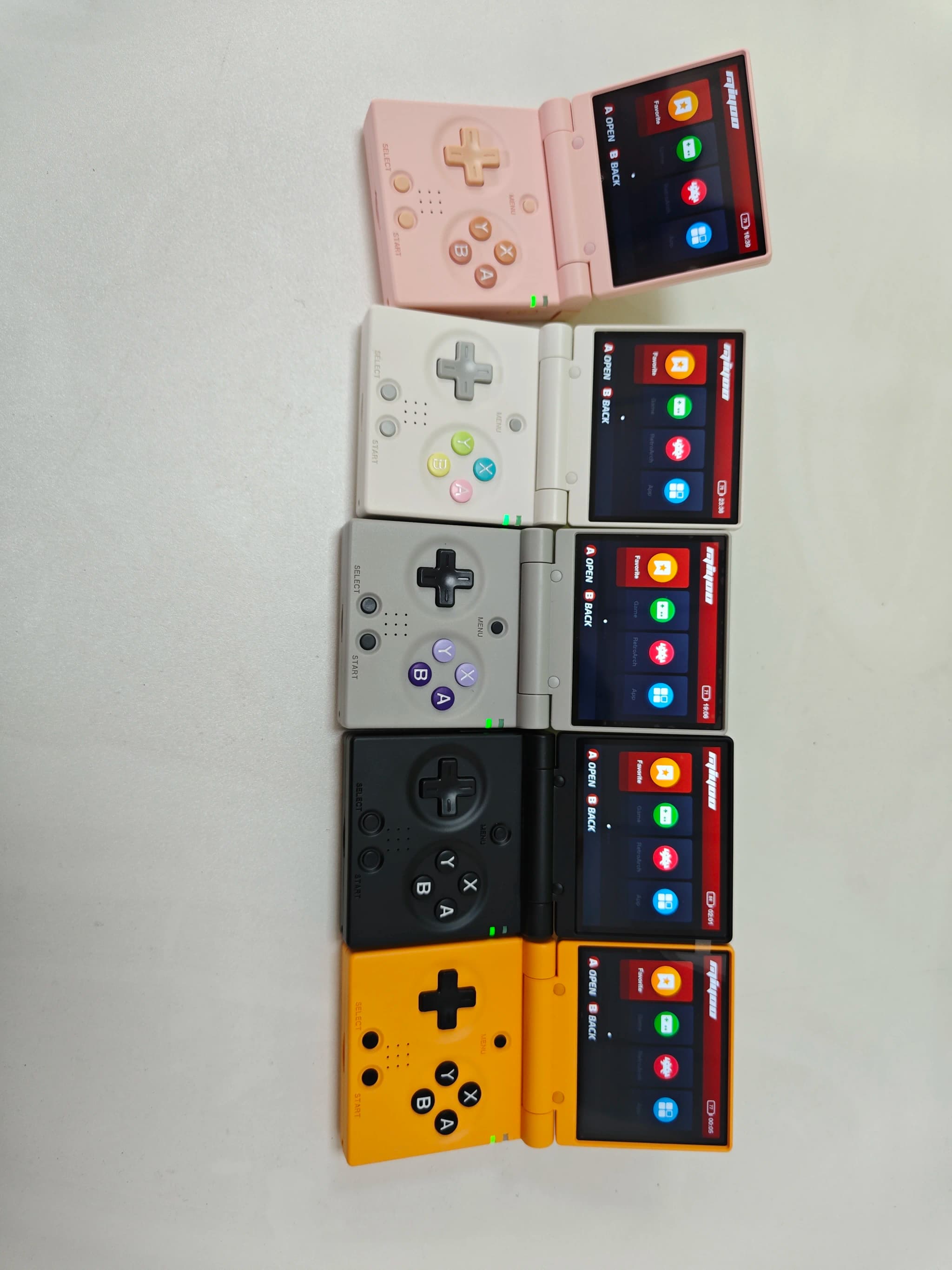 Linha de consoles Miyoo Mini Flip dobráveis em amarelo, preto, branco, cinza e rosa com tela ligada