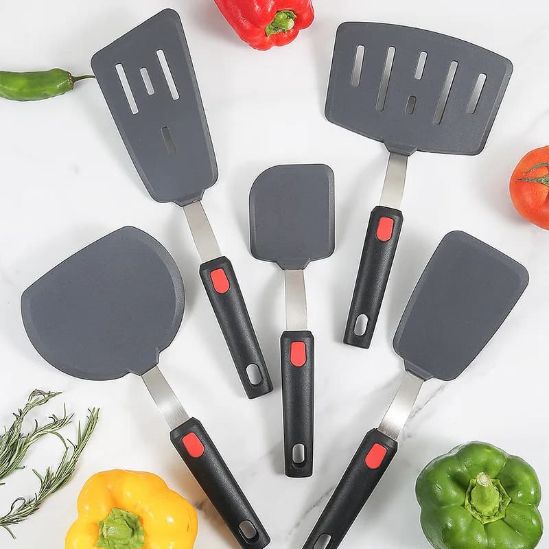 Conjunto de espátulas de cozinha cinza com cabo preto e detalhe vermelho, silicone resistente ao calor