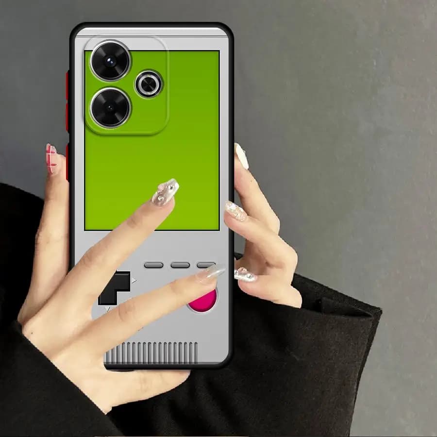 Capa de telefone Xiaomi Redmi Note 15 cinza com design gamepad e tela verde sendo segurada por mãos femininas