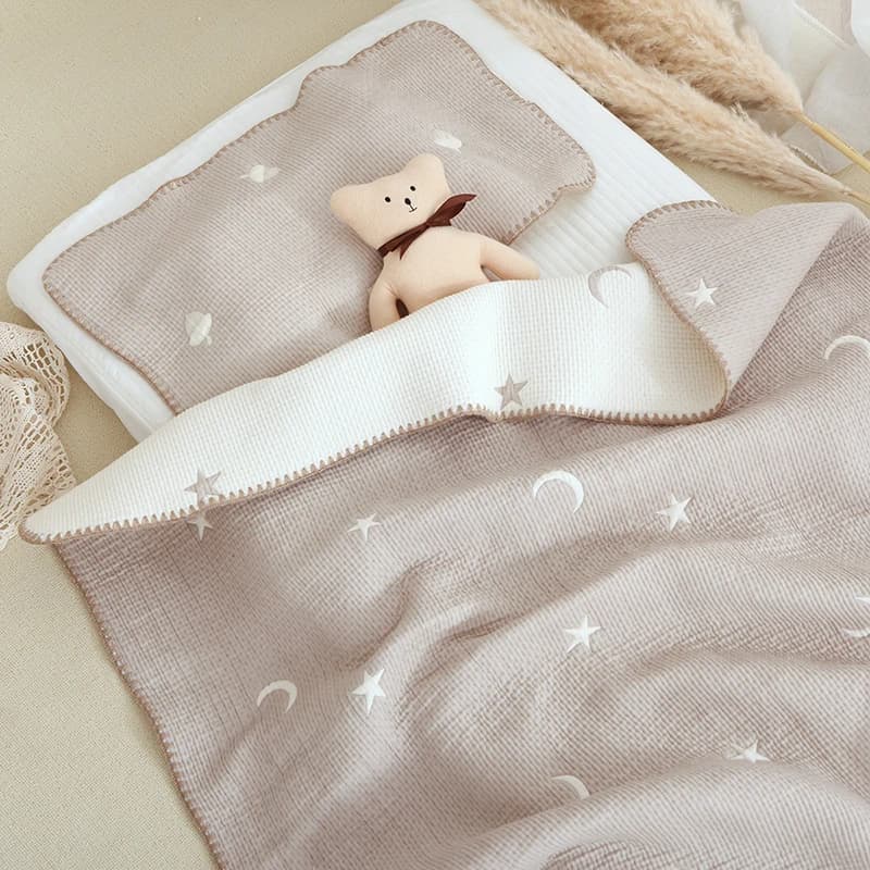 Toalha de travesseiro MILANCEL infantil cinza claro com bordas decorativas e estampa de lua e estrelas