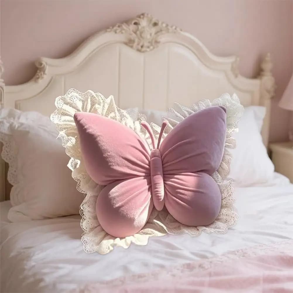 Almofada em forma de borboleta rosa com renda em fundo branco