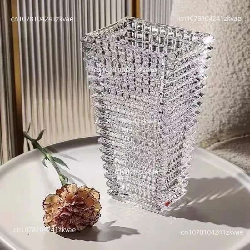 Vaso decorativo geométrico minimalista 18cm vidro transparente em mesa branca com flor seca