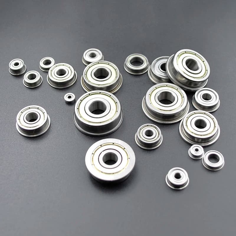 Kit de rolamentos flangeados com medidas variadas, fundo preto