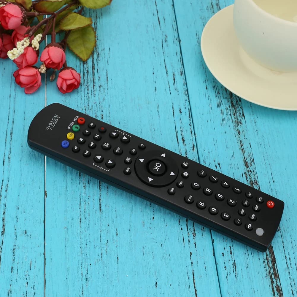 Controle remoto preto para TV Toshiba RC1910 com botões coloridos e design portátil