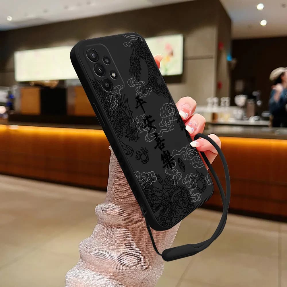 Capa preta para celular Xiaomi Poco M5 com dragão em relevo e alça de mão resistente