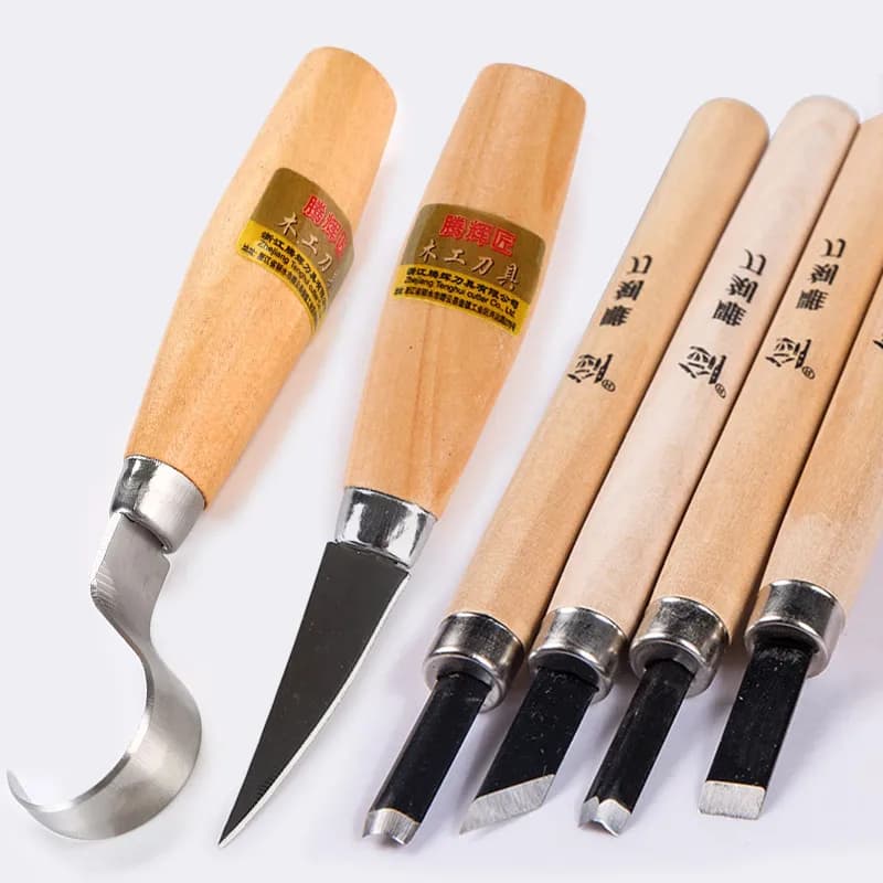 Conjunto de ferramentas de madeira para esculpir e carpintaria, com lâminas curvas e retas.