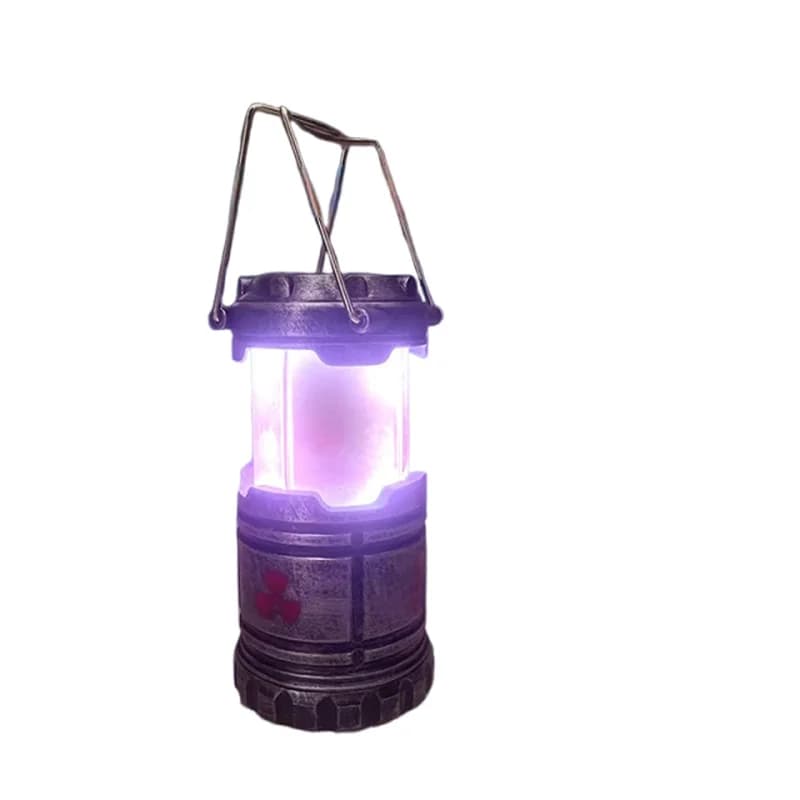 Lanterna decorativa miniatura em metal roxo com luz interna lilás e símbolo nuclear vermelho