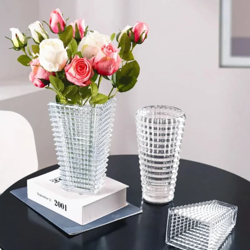 Vaso de vidro transparente com padrão de diamantes e flores artificiais rosa e brancas