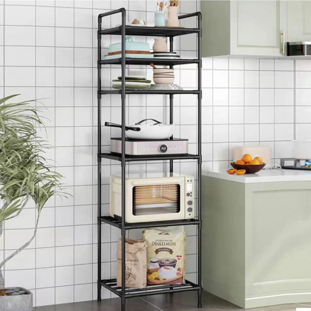 Prateleira metálica preta 6 camadas com forno, fogão elétrico e utensílios na cozinha moderna