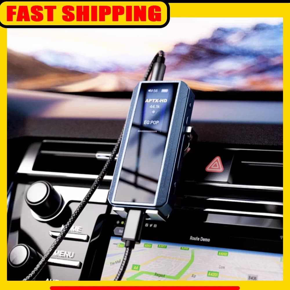 Amplificador Bluetooth FiiO BTR13 em suporte de carro com conexão e tela exibindo APTX-HD
