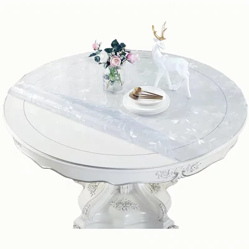 Tapete de mesa redondo em PVC transparente com estampa floral sobre mesa branca decorada