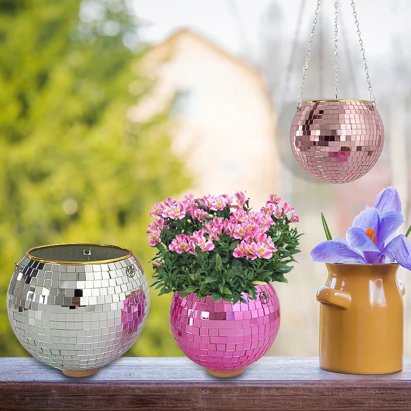 Vasos de flores pendurado estilo discoteca em seis cores diferentes: prata, vermelho, roxo, verde, dourado e bronze.